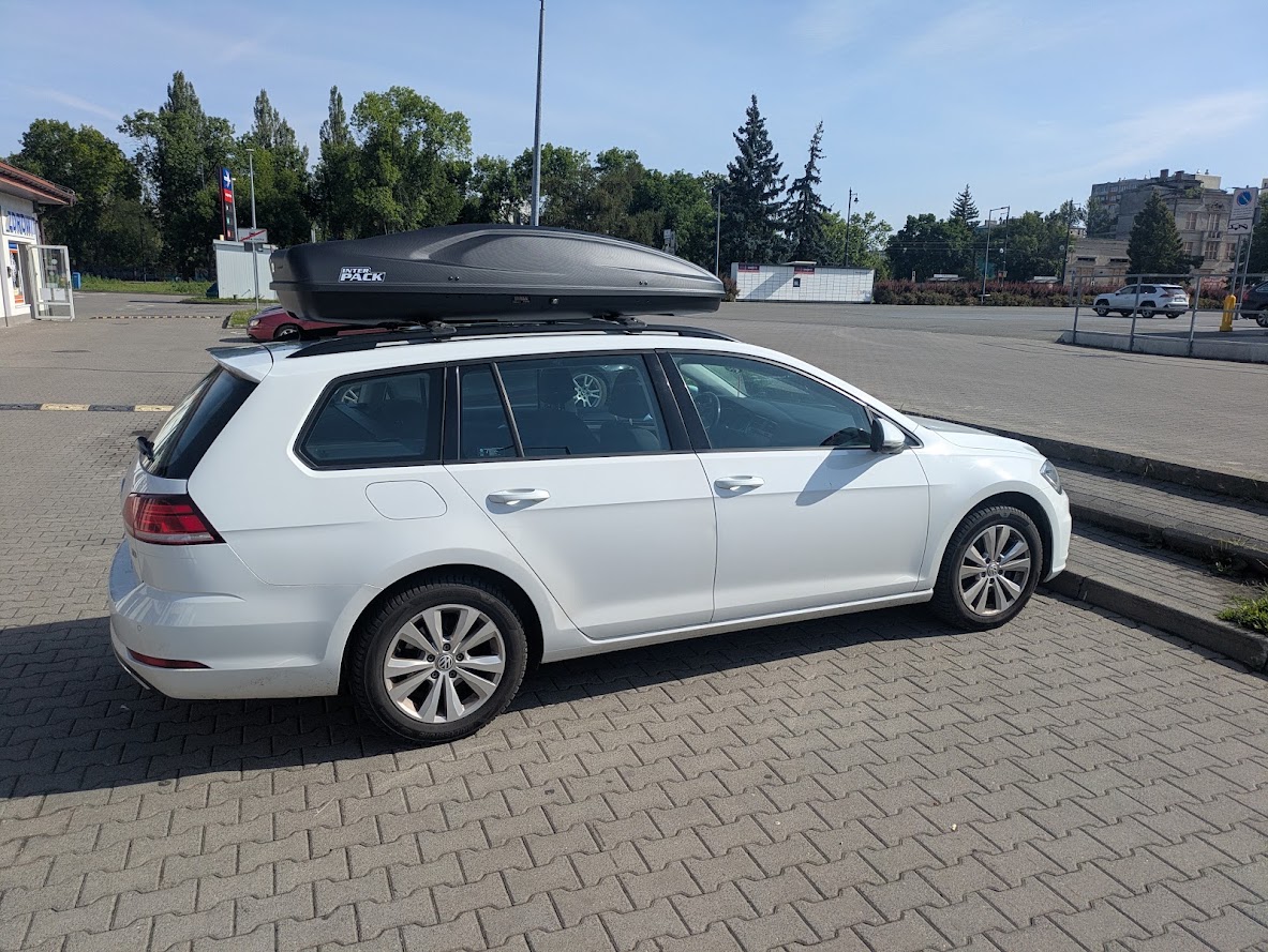 Niski profil belek dachowych Aguri Prestige S5 na Volkswagenie Golfie kombi